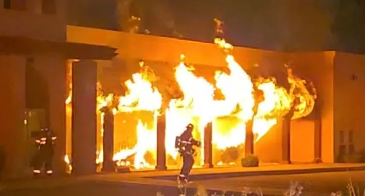 Firefighters contain blaze at commercial building on Avenida de Mesilla